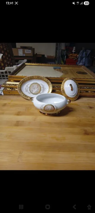 Zuccheriera in porcellana con decori oro