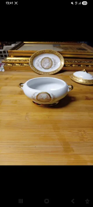 Zuccheriera in porcellana con decori oro