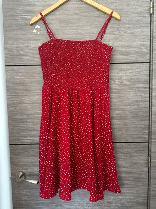 Vestido rojo con lunares blancos