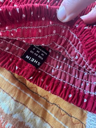 Vestido rojo con lunares blancos