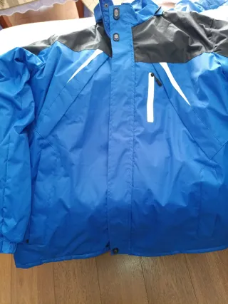 Chaqueta azul y negra