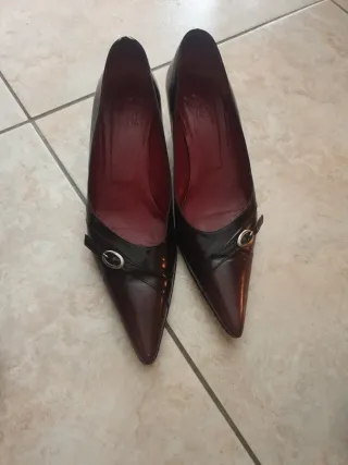 Scarpe a punta marroni e rosse