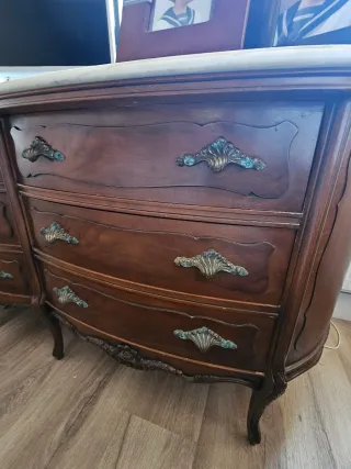 Cómoda de madera con tapa de mármol