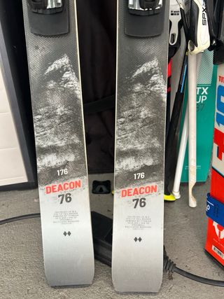Esquís VOLKL DEACON 76 con fijaciones