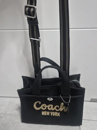 Bolso Coach Negro con Logo Dorado