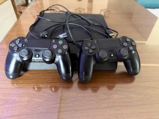 PS4 (PlayStation 4) Negra + 2 Mandos