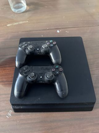 PS4 Slim 1TB + 2 Mandos