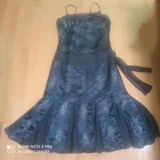 Vestido de cóctel azul petróleo con pedrería