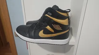 Air Jordan 1 Mid Negro y Dorado