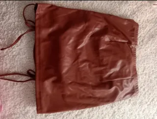 Mini falda polipiel drapeada con lazos