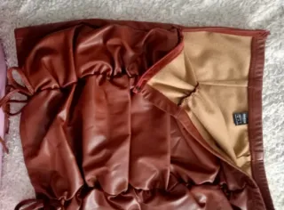 Mini falda polipiel drapeada con lazos