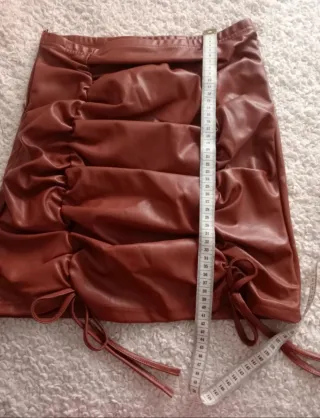 Mini falda polipiel drapeada con lazos