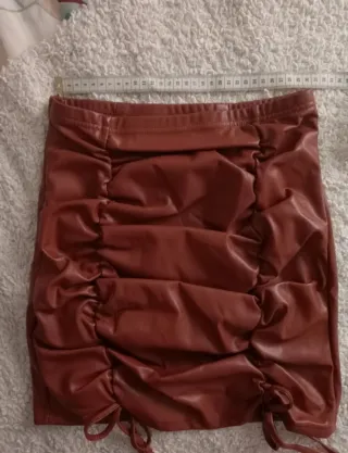 Mini falda polipiel drapeada con lazos