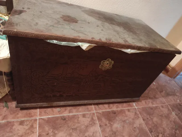 Baúl de madera antiguo con grabado
