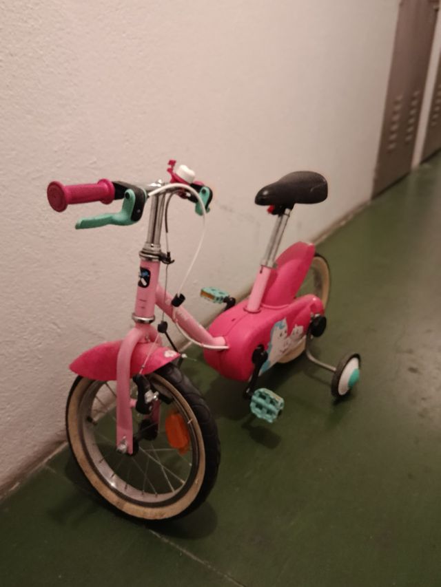 Bicicleta infantil rosa con ruedines
