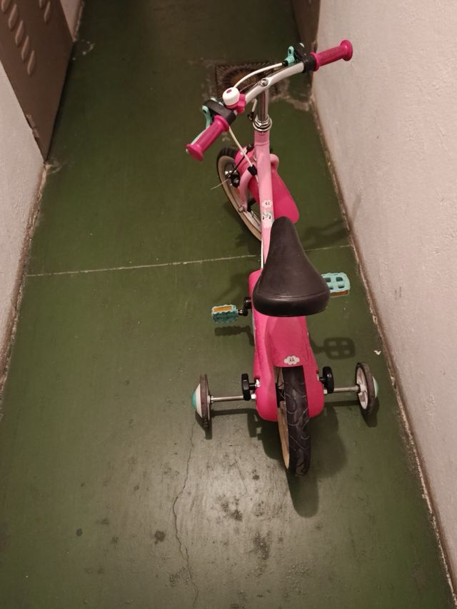 Bicicleta infantil rosa con ruedines