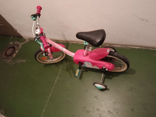 Bicicleta infantil rosa con ruedines
