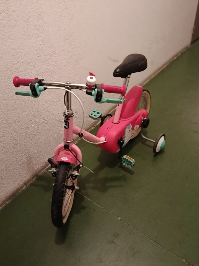 Bicicleta infantil rosa con ruedines