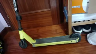 Patinete infantil amarillo