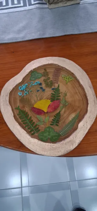 Marco de madera de epoxi con flores naturales