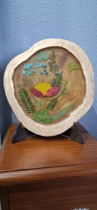 Marco de madera de epoxi con flores naturales