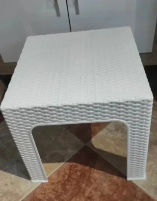 Tavolo ausiliario bianco in plastica