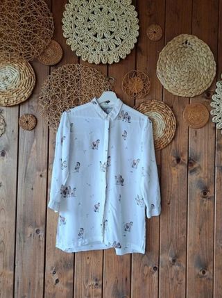 camisa con estampados de caballos