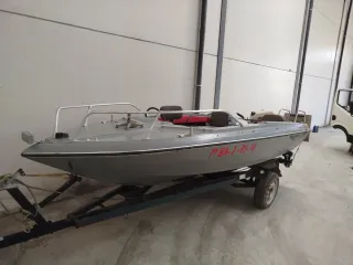 Barca con remolque y motor