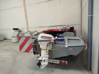 Barca con remolque y motor