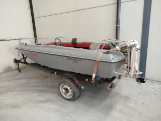 Barca con remolque y motor