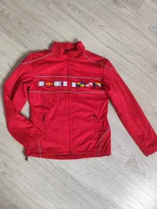 Chaqueta deportiva roja con banderas náuticas