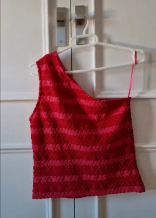 Top asimétrico NOON rosa y rojo