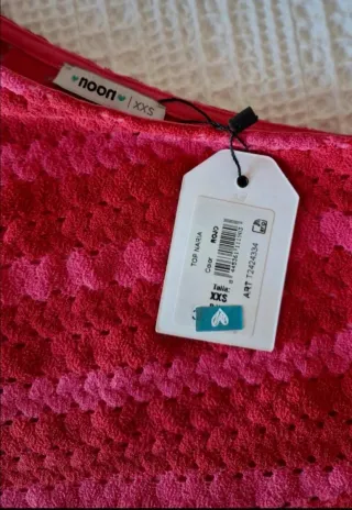 Top asimétrico NOON rosa y rojo