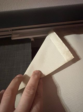 Pannello giapponese grigio e bianco su schermo