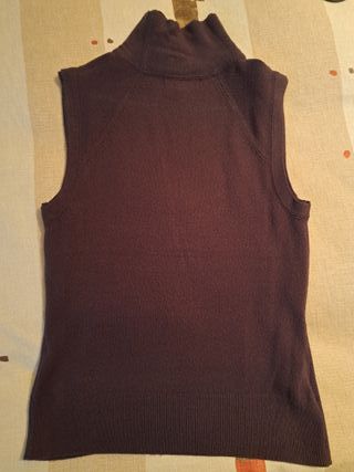 Jersey cuello alto sin mangas marrón
