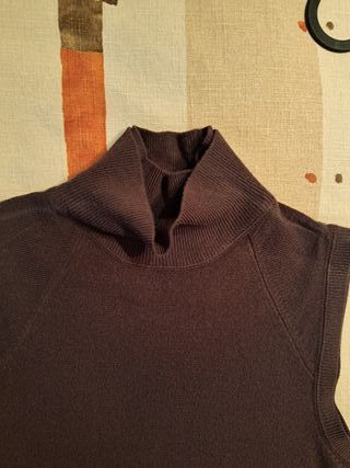 Jersey cuello alto sin mangas marrón
