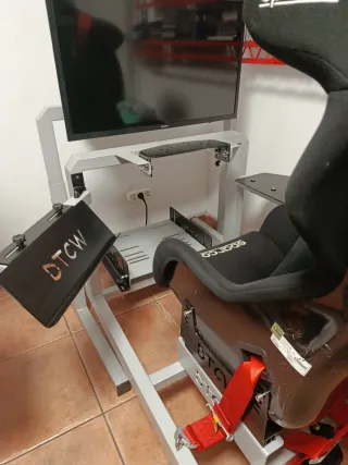 Soporte articulado para simulador o cockpit