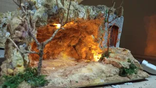 Presepe artigianale con grotta e prigione