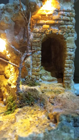 Presepe artigianale con luci