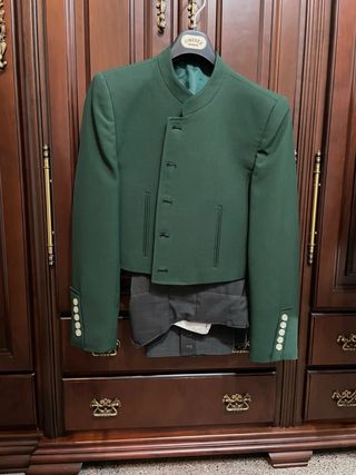 Traje de corto Casa Jiménez verde, blanco y rosa.