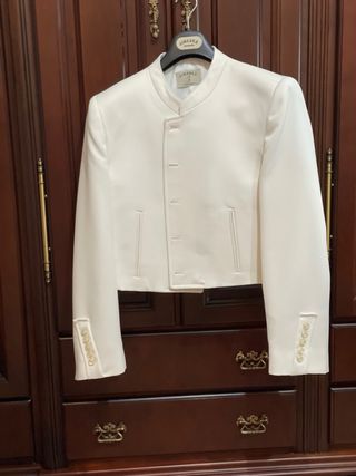 Traje de corto Casa Jiménez verde, blanco y rosa.