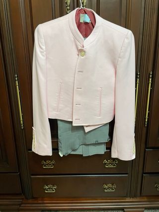Traje de corto Casa Jiménez verde, blanco y rosa.