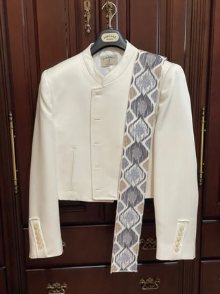 Traje de corto Casa Jiménez verde, blanco y rosa.