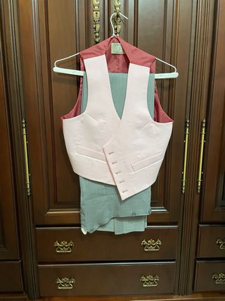 Traje de corto Casa Jiménez verde, blanco y rosa.