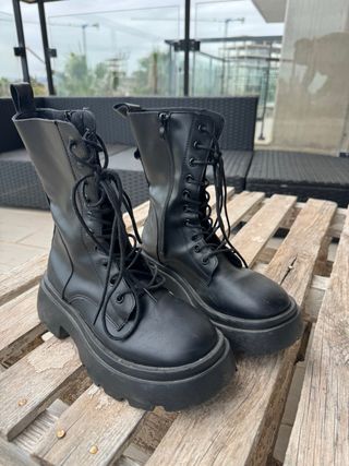 Botas negras con cordones y cremallera