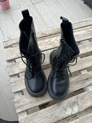 Botas negras con cordones y cremallera