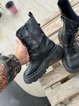 Botas negras con cordones y cremallera