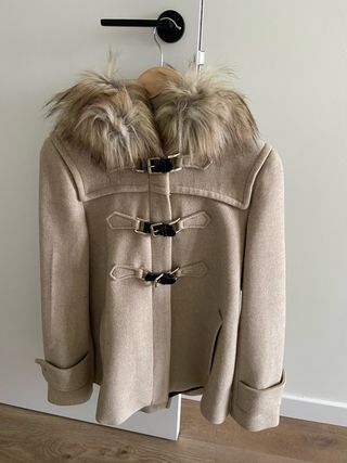 Abrigo Zara con capucha de pelo