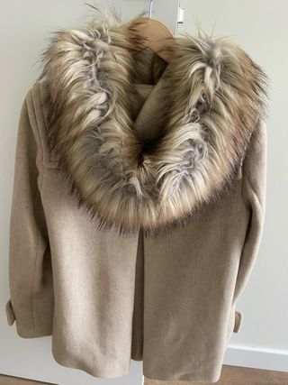 Abrigo Zara con capucha de pelo