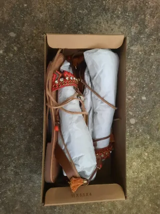 Sandalias Marrones y Rojas